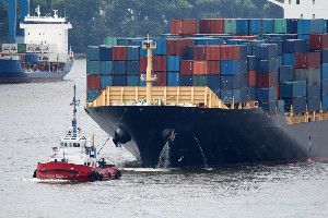 Un bateau cargo est généralement utilisé pour le transport des bagages