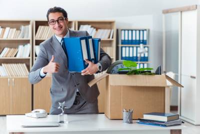 Homme qui déménage son bureau en entreprise