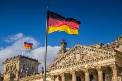 Drapeau allemand flottant au-dessus d'un édifice allemand