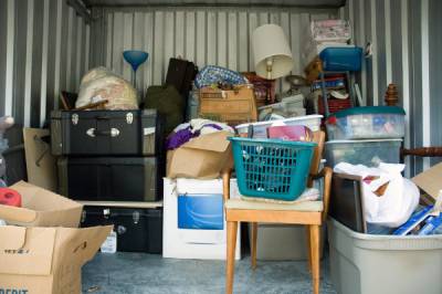 Box de stockage rempli d'effets personnels