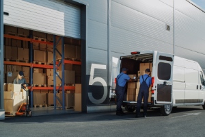 Cartons entreposés dans un espace de stockage pour entreprise